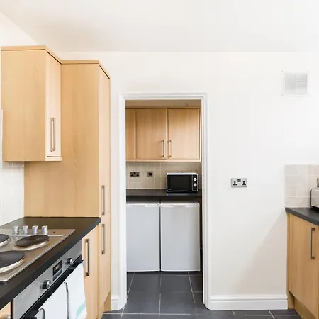 Apartment Contractor Flexible And Long Stays In Coleshill B46-3 Bedrooms With 4 Separate Beds Birmingham