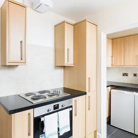 Apartment Contractor Flexible And Long Stays In Coleshill B46-3 Bedrooms With 4 Separate Beds *